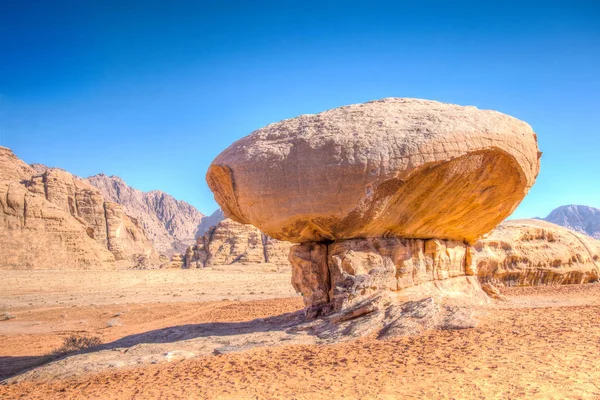 Rocha de cogumelos no deserto de Wadi Rum, na Jordânia — Fotografia de Stock