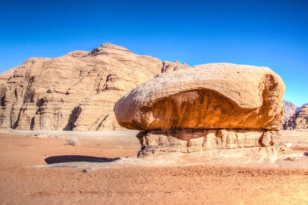 Wadi Rum çöl Ürdün'de mantar kaya — Stok fotoğraf