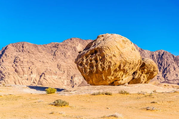 Formações rochosas redondas no deserto de Wadi Rum, na Jordânia — Fotografia de Stock
