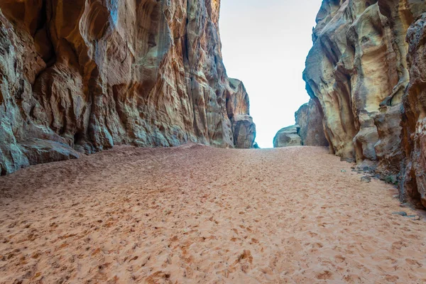 Abu Khashaba siq en el desierto de Wadi Rum en Jordania — Foto de Stock