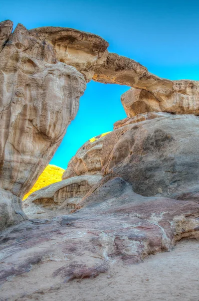 Burdah rock bridge am wadi rum, jordan — Stockfoto