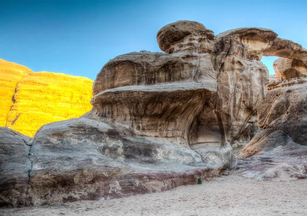 Burdah rock bridge am wadi rum, jordan — Stockfoto