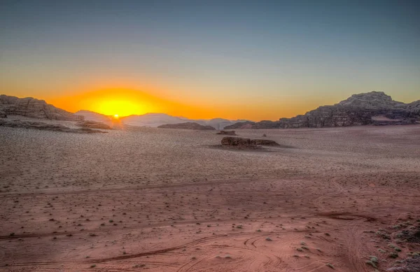Pôr do sol sobre o deserto de Wadi Rum na Jordânia — Fotografia de Stock