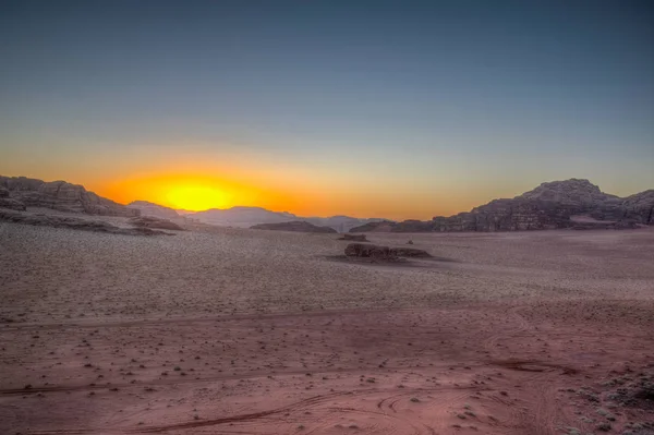 Coucher de soleil sur le désert de Wadi Rum en Jordanie — Photo