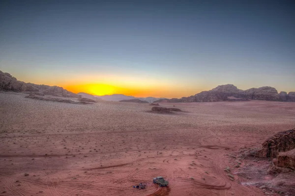 Západ slunce nad poušť Wadi Rum v Jordánsku — Stock fotografie