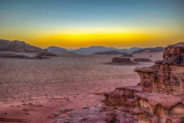 ヨルダンのワディラム砂漠に沈む夕日 — ストック写真