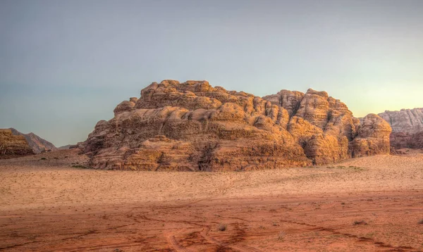 Pôr do sol sobre o deserto de Wadi Rum na Jordânia — Fotografia de Stock