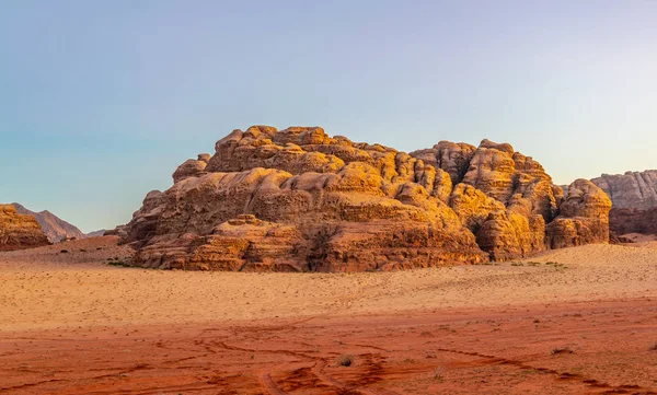 Wadi Rum çöl Ürdün üzerinden günbatımı — Stok fotoğraf