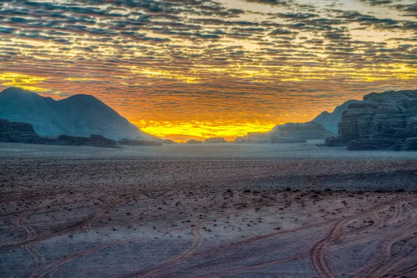 Nascer do sol sobre o deserto de Wadi Rum na Jordânia — Fotografia de Stock