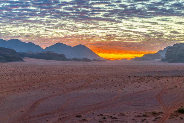 Nascer do sol sobre o deserto de Wadi Rum na Jordânia — Fotografia de Stock