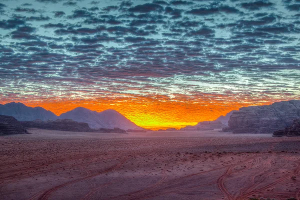 Nascer do sol sobre o deserto de Wadi Rum na Jordânia — Fotografia de Stock