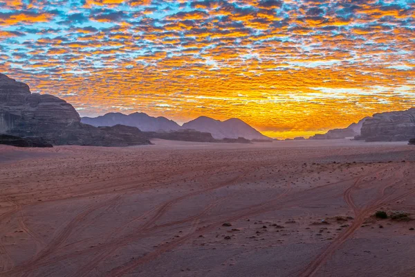 Nascer do sol sobre o deserto de Wadi Rum na Jordânia — Fotografia de Stock