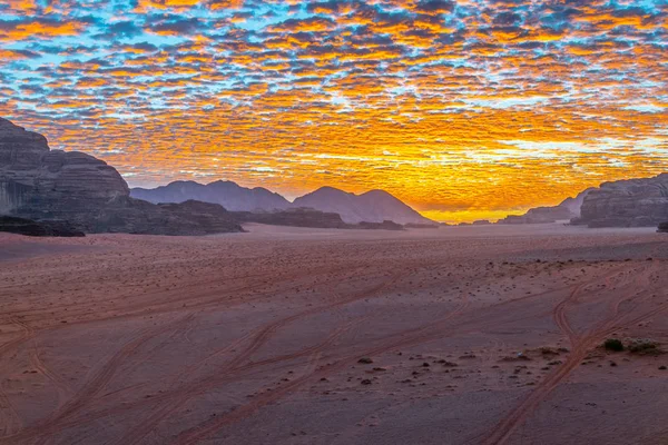 Napkelte felett Wadi Rum desert, Jordánia — Stock Fotó