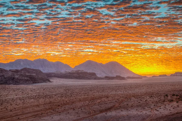 Ανατολή ηλίου πάνω από το Wadi Rum έρημο της Ιορδανίας — Φωτογραφία Αρχείου