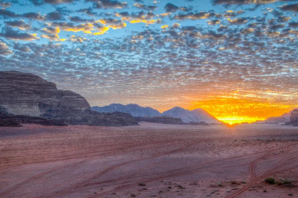 ヨルダンのワディラム砂漠の日の出 — ストック写真