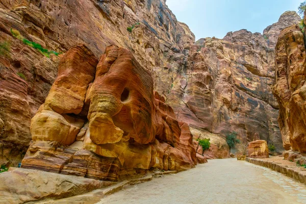 Rock monument resembling an elephant and a fish in the siq canyo — Stock Image Rock monument resembling an elephant and a fish in the siq canyo Stock Image