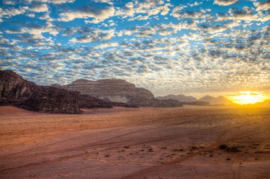 Wadi Rum çöl Ürdün üzerinden gündoğumu