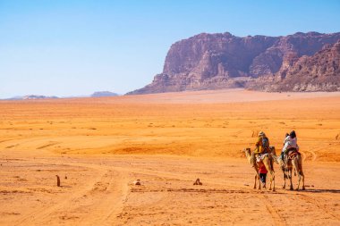 Jordan'ın wadi rum kapısı Develer üzerinde turist çöl