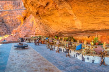 Wadi Rum, Ürdün, lüks bir kampta bir uçurum Restaurant