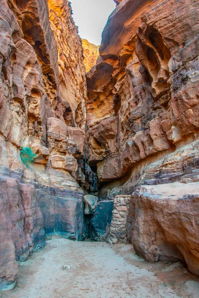 Khazali siq in der Wüste Wadi Rum in Jordanien — Stockfoto