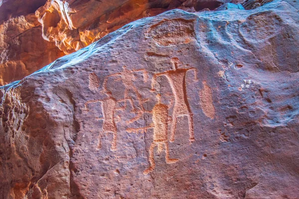 Ancient inscriptions at Khazali siq at Wadi Rum desert in jordan — Stock Photo, Image