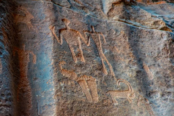 Inscrições antigas em Khazali siq no deserto de Wadi Rum na Jordânia — Fotografia de Stock