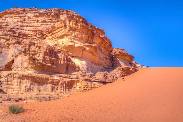 Nézd, a homok dűne a Wadi Rum, Jordánia — Stock Fotó