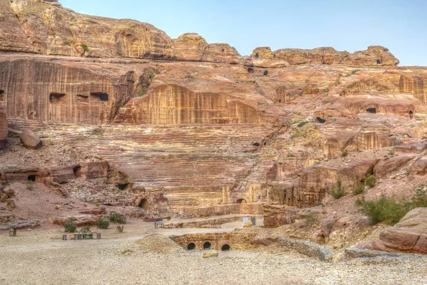 Soluppgång bild av antika teatern i Petra, Jordanien — Stockfoto