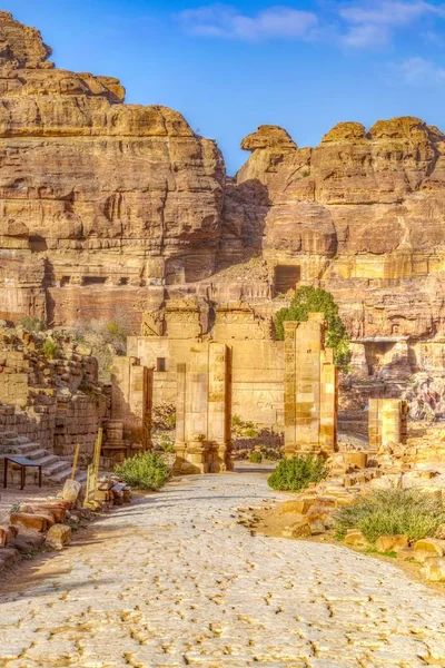 Temenos gateway in front of the Qasr al Bint in Petra, Jordan — Stock Photo, Image