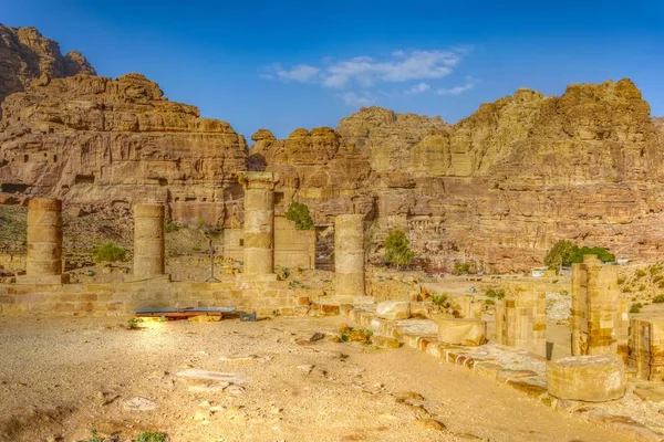 Ruinerna av stor templet i Petra, Jordanien — Stockfoto