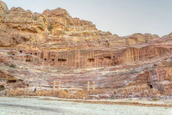 Vista do nascer do sol do teatro antigo em Petra, Jordânia — Fotografia de Stock
