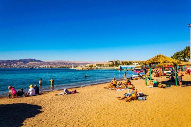 Akabe, Ürdün, 31 Aralık 2018: İnsanlar bir güneşli da tadını çıkarıyor