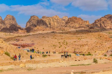 Petra, Jordan, 3 Ocak 2019: İnsanlar Petra doğru yürüyor
