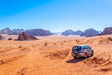 Wadi Rum, Ürdün, 4 Ocak 2019: Jeep wadi turist ile ru