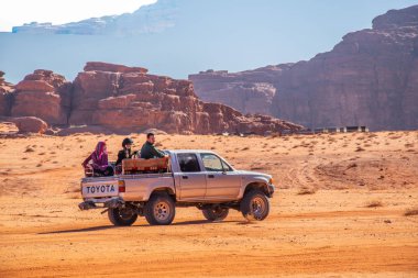 Wadi Rum, Ürdün, 5 Ocak 2019: Jeep wadi turist ile ru