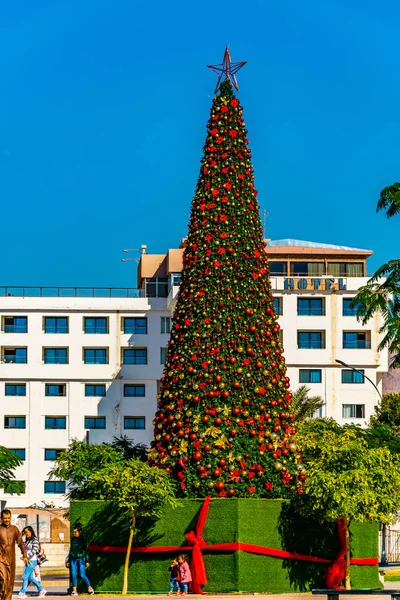 AQABA, JORDANIA, 31 DE DICIEMBRE DE 2018: Árbol de Navidad en el gran ar —  Fotos de Stock