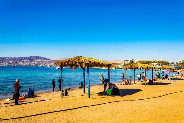 Aqaba, Jordanien, 31. Dezember 2018: Die Menschen genießen ein sonniges — Stockfoto