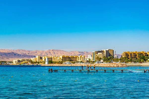 AQABA, JORDÃO, DEZEMBRO 31, 2018: As pessoas estão desfrutando de um sol da — Fotografia de Stock