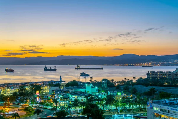 AQABA, JORDANIA, 31 DE DICIEMBRE DE 2018: Vista al atardecer del golfo de Aqaba en J — Foto de Stock