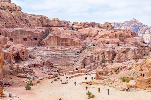 PETRA, JORDANIE, 2 JANVIER 2019 : Les gens marchent vers l'ancien — Photo