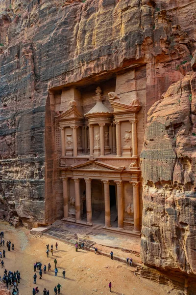 Petra, Jordania, 3 stycznia 2019: Al Khazneh grób również o nazwie traktatów — Zdjęcie stockowe