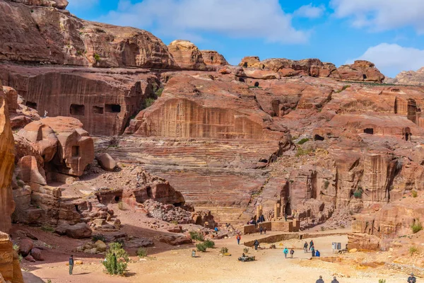 PETRA, JORDANIA, 3 DE ENERO DE 2019: La gente camina hacia la antigüedad — Foto de Stock