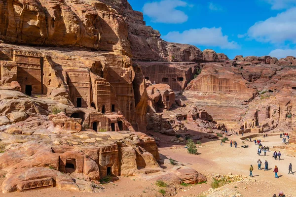 Petra, Jordanië, 3 januari 2019: Mensen lopen naar ancie — Stockfoto