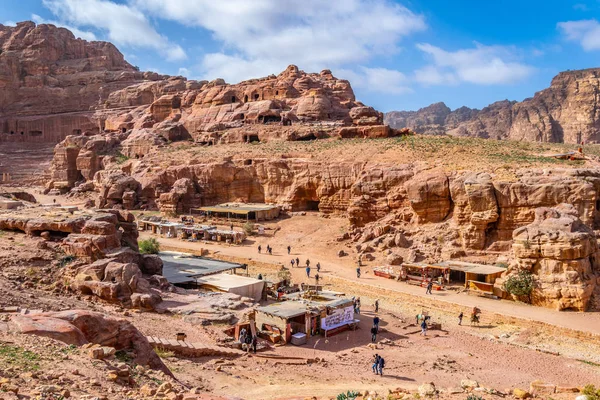 PETRA, JORDÃO, JANEIRO 3, 2019: As pessoas estão caminhando em direção à Ancie — Fotografia de Stock