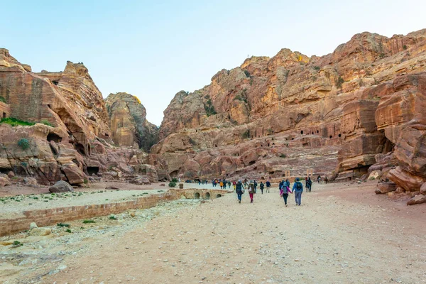 PETRA, JORDÃO, JANEIRO 3, 2019: As pessoas estão caminhando em direção à Ancie — Fotografia de Stock