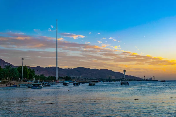AQABA, JORDÃO, JANEIRO 5, 2019: Vista do pôr do sol à beira-mar de Aqaba — Fotografia de Stock
