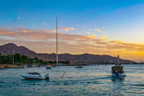 AQABA, JORDÃO, JANEIRO 5, 2019: Vista do pôr do sol à beira-mar de Aqaba — Fotografia de Stock