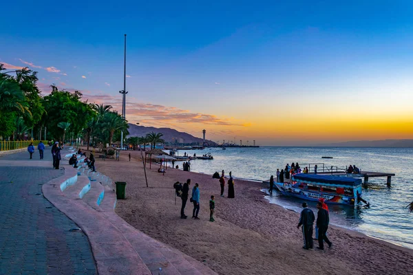 AQABA, JORDÃO, JANEIRO 5, 2019: As pessoas estão desfrutando de um pôr do sol em — Fotografia de Stock