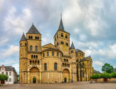 İnsanlar Trier, Almanya Katedrali tarafından geçiyor
