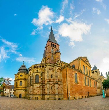 İnsanlar Trier, Almanya Katedrali tarafından geçiyor